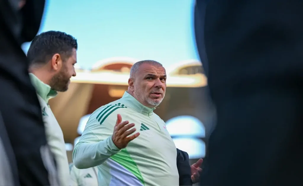 رحيل كوزمين أولاريو عن تدريب منتخب الإمارات: تحليل للمرحلة الفنية القادمة
