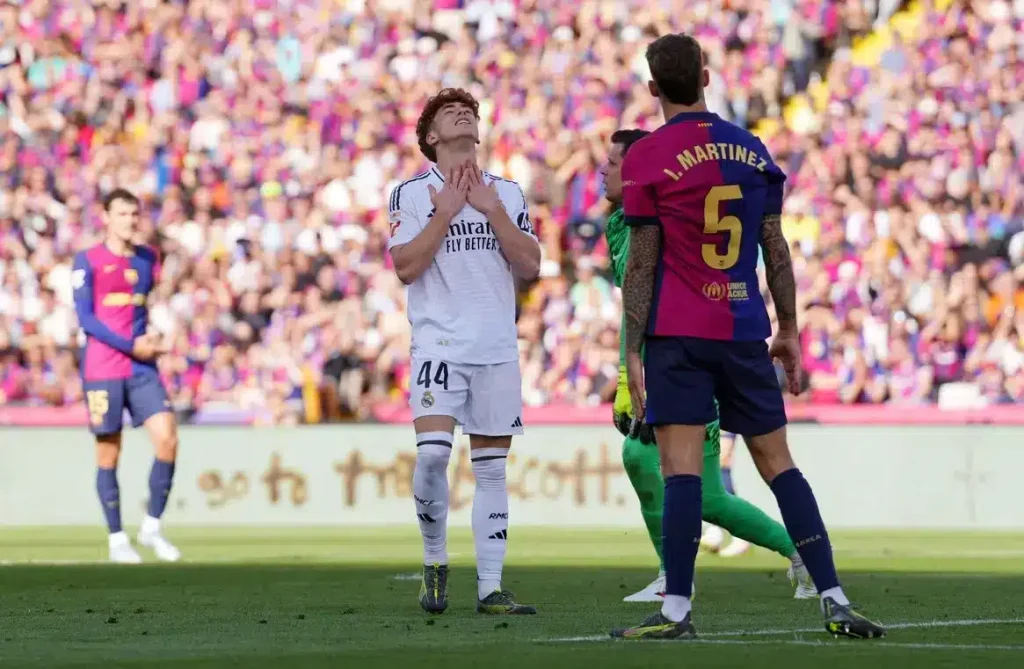 Premier League Match Analysis: Manchester United vs. Liverpool Tactical Breakdown